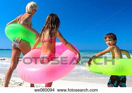 Picture - back view, beach, bathing, bathe, amusement. Fotosearch