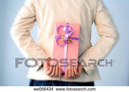 Picture - back view, bow, anonymous. Fotosearch