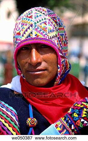  Homme  dans costume  traditionnel  huancavelica p rou 