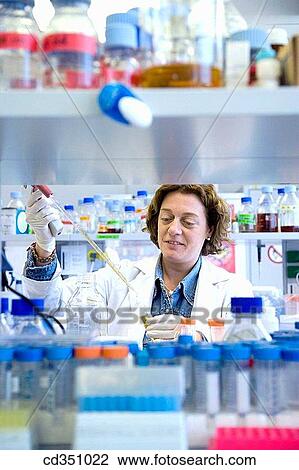 Stock Image - Transferring substances. Biopharmaceutical lab, development of new therapeutic molecules based on human antibodies for the treatment of infectious and inflammatory diseases, Biotherapix, Grupo Genetrix, Madrid. Fotosearch