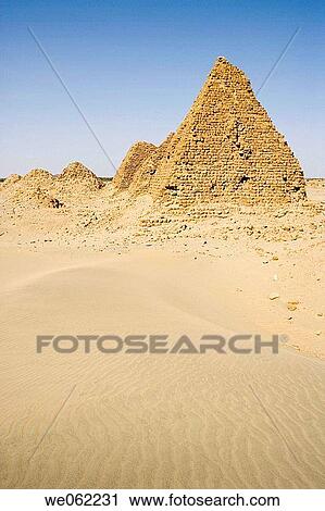Stock Image - Archaeological site of Jebel Barkal (? pure mountain? ) comprises 13 temples, 3 palaces and several pyramids at foot of a sacred 91m high rock, parts of the ancient powerful city of Napata, Bayyudah Desert. Upper Nubia, ash-Shamaliyah state, Sudan. Fotosearch