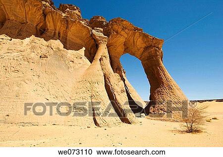 錫 Ghalega 岩形成 赤 サイ アーチ ワジ Teshuinat Akakus サハラ砂漠 Fezzan Libya ストックイメージ We Fotosearch