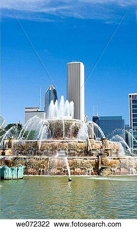 Stock Image - BUCKINGHAM FOUNTAIN GRANT PARK CHICAGO. ILLINOIS. USA. Fotosearch