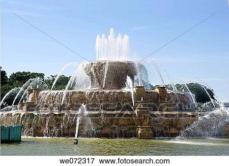 BUCKINGHAM FOUNTAIN GRANT PARK CHICAGO. ILLINOIS. USA View Large Photo Image Stock Photo - BUCKINGHAM FOUNTAIN GRANT PARK CHICAGO. ILLINOIS. USA. Fotosearch