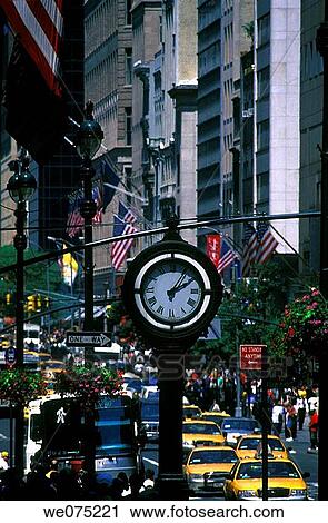 Stock Image - CROWDS 5TH AVENUE. MIDTOWN MANHATTAN. NEW YORK. USA. Fotosearch