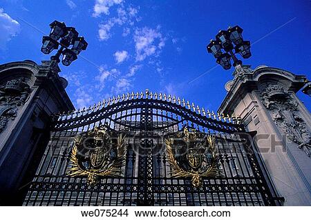 FRONT ENTRANCE GATE. BUCKINGHAM PALACE. LONDON ENGLAND UNITED. KINGDOM View Large Photo Image Picture - FRONT ENTRANCE GATE. BUCKINGHAM PALACE. LONDON ENGLAND UNITED. KINGDOM. Fotosearch