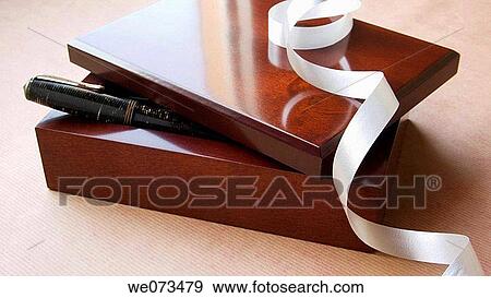 Parker Vacumatic fountain pen set View Large Photo Image Stock Photo - Parker Vacumatic fountain pen set. Fotosearch