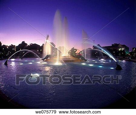 Stock Photo - SWANN FOUNTAIN. LOGAN CIRCLE. PARKWAY PHILADELPHIA. PENNSYLVANIA. USA. Fotosearch