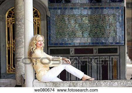 Mujer de 30 a±os en el Palacio Topkapi, estambul, turquia View Large Photo Image Picture - Mujer de 30 a±os en el Palacio Topkapi, estambul, turquia. Fotosearch