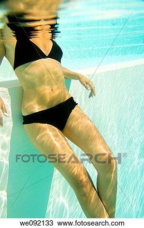 女 中に 水着 中に A プール 見られた から 水中 ストックイメージ We Fotosearch