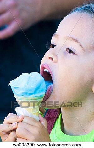 5 古い年 女の子 舐めること アイスクリームコーン で 青 フーセンガム 氷 Cream 女の子 ある 部分 コーカサス人 そして 部分 Black ストックイメージ We Fotosearch