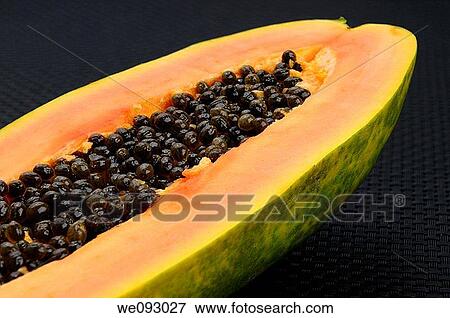 A Split Offenes Reif Papaya Frucht Mit Schwarz Samen Stock