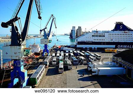 Descarga de autocares, camiones y pasajeros de un buque de crucero View Large Photo Image Stock Image - Descarga de autocares, camiones y pasajeros de un buque de crucero. Fotosearch