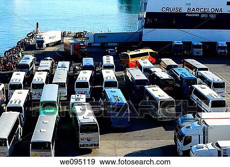 Descarga de autocares, camiones y pasajeros de un buque de crucero View Large Photo Image Stock Photo - Descarga de autocares, camiones y pasajeros de un buque de crucero. Fotosearch