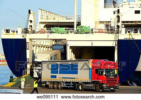 Stock Image - Descarga de transporte mar? timo, puerto de Barcelona, Catalunya, Espa±a. Fotosearch