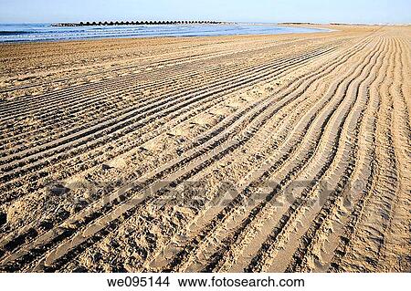 Limpieza de playas, Cunit, Baix Pened? s, Tarragona, Espa±a View Large Photo Image Picture - Limpieza de playas, Cunit, Baix Pened? s, Tarragona, Espa±a. Fotosearch