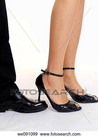 Stock Photo - Mujer tomandose una rebancha. Fotosearch