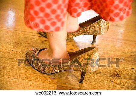Pies con zapatos grandes View Large Photo Image Stock Image - Pies con zapatos grandes. Fotosearch