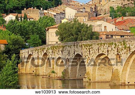 Stock Image - Old Bridge? Pont Vieux? over River Orb B? ziers H? rault, Languedoc-Roussillon Francia. Fotosearch