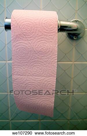 回転しなさい の ピンク トイレットペーパー 中に 浴室 ストックイメージ We Fotosearch