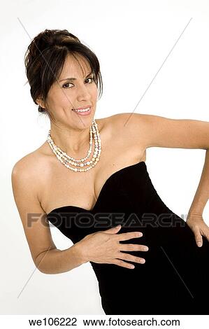 美しい ブラジル人 あるいは ヒスパニックの 女性 中に A 黒 イブニングドレス 上に A 白い背景 ストックイメージ We Fotosearch