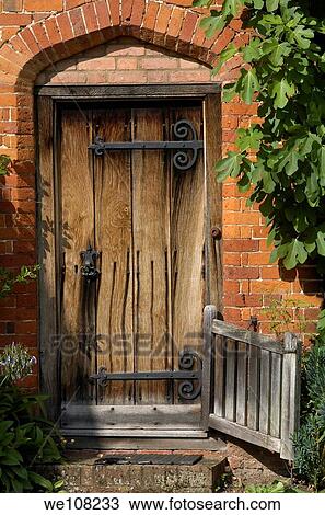 Traditionnel Vieux Porte Bois Dans Une Anglaise Jardin Petite Maison Angleterre Royaume Uni Banque D Image We108233 Fotosearch