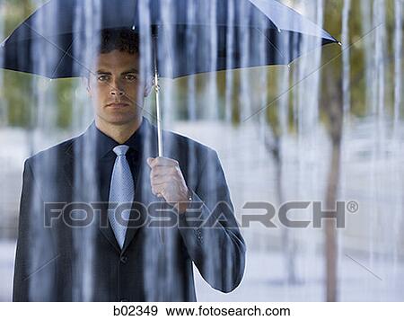 肖像画 の A ビジネスマン 傘を握ること 雨 写真館 イメージ館 B Fotosearch