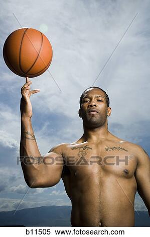 バスケットボール選手 くるくる回る ボール 上に 指 ストックフォト 写真素材 B Fotosearch