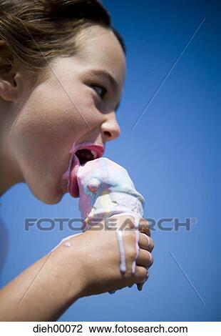子供 食べること アイスクリーム ストックイメージ Dieh Fotosearch