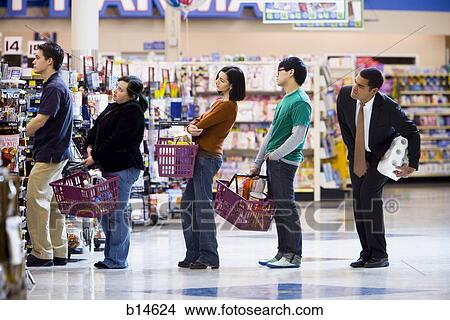 סרט - אנשים, לחכות בקו, עם, סלים של קניות, ב, מכולת. Fotosearch