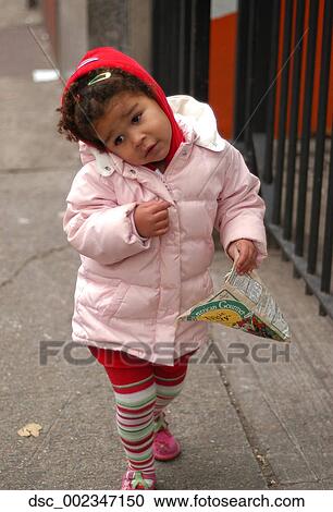 子供 外 よちよち歩きの子 ジャケット 女の子 コート ｽﾅｯｸ ストックイメージ Dsc Fotosearch