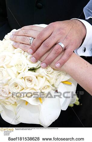 Homme Mariage Femme Vertical Roses Anneau Fleurs Banque De Photo