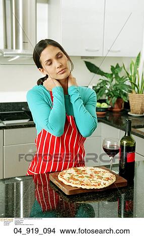 Picture - pizza, alcohol, chopping board, red wine. Fotosearch