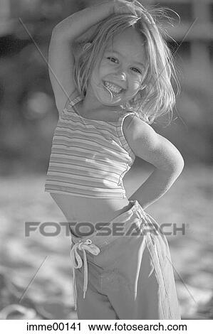 腹 ブロンドの髪 金髪 種類 子供 楽しみ ストックイメージ Imme Fotosearch