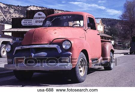 Caminhao Velho Em A Margem Estrada Loja Utah Banco De Imagem Usa 688 Fotosearch