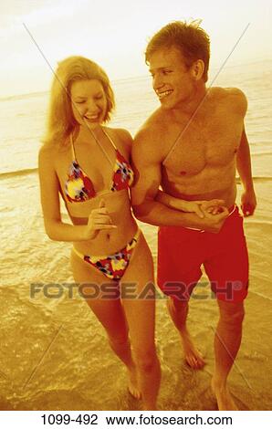 Gente Ambulante Pareja Feliz Playa Reir Formas De Vida Coleccion De Imagen 1099 492 Fotosearch