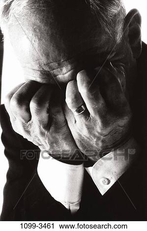 Personne Agee Pleurer Business Triste Homme Affaires Interieur Headshot Banque D Image 1099 3461 Fotosearch