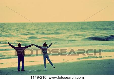 Gente Pareja Ocaso Feliz Playa Feliz Arropado Coleccion De Imagen 1149 210 Fotosearch