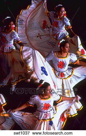 若い メキシコ人 女性 中に 伝統的な衣装 から 州 の Sinaloa 実行 Folkloric ダンス Houston Texas 写真館 イメージ館 Swt1037 Fotosearch