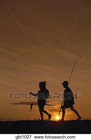 シルエット の ２人の子供たち ヘッディング 家 後で 釣り ように 太陽 セット 中に 背景 St ポール Mn 写真館 イメージ館 Gbt1027 Fotosearch