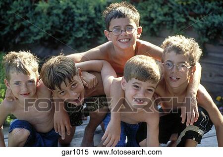 肖像画 の 5 若い少年たち 中に 水着 おどける 一緒に において Pool ストックフォト 写真素材 Gar1015 Fotosearch