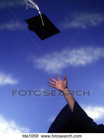A 卒業式帽子 飛ぶ 反対で上げなさい A 青い空 後で ある ほうられた によって A Graduate 写真館 イメージ館 Tda1059 Fotosearch