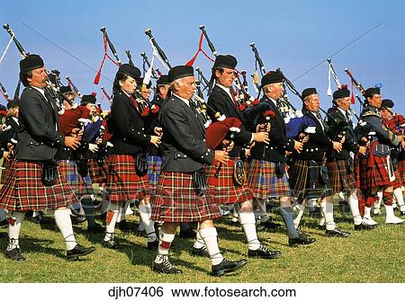 スコットランド Pipers 吹く バグパイプ スコットランド イギリス イギリス 画像コレクション Djh Fotosearch