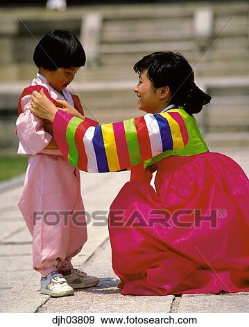 M re enfant  dans traditionnel costumes dans piwon 