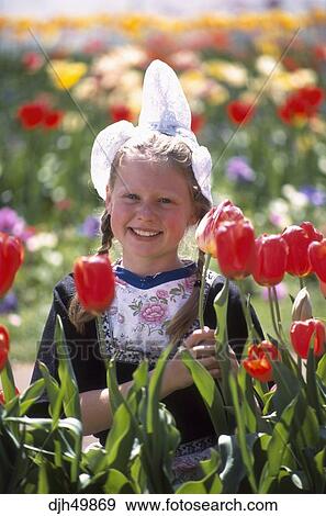女の子 中に オランダ語 衣装 で チューリップ 写真館 イメージ館 Djh Fotosearch