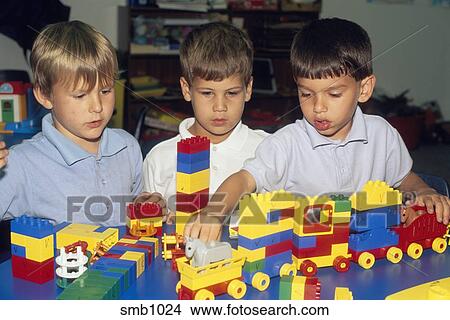 ３ 若い少年たち 遊び で 大きい Lego ブロック において School ピクチャー Smb1024 Fotosearch