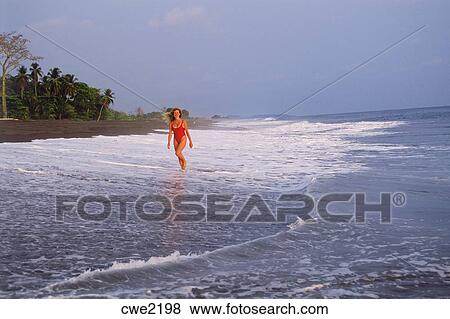 Femme Sur Noir Lave Plage Sable à Playa Hermosa Dans Costa Rica Banque De Photo