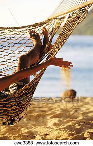 Femme, dans, hamac, à, sable plage, égouttement, par, doigts Banque de  Photo | cwe3388 | Fotosearch