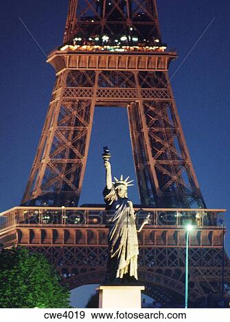 تمثال الحرية أيضا برج Eiffel ليل At إلى داخل France Paris ألبوم الصور Cwe4019 Fotosearch