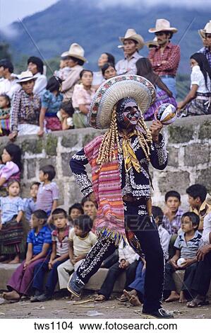 心に抱くこと 村人 の間 通り 祝祭 旅行 ダンス 一座 服を着せられる 中に 外国である メキシコ人 衣装 ダンス 下に 火山 サンpedro La Laguna Guatemala ピクチャー Tws1104 Fotosearch